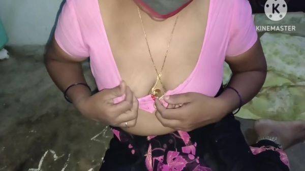 Aunty Showing Her Boobs - hclips.com - India on v0d.com