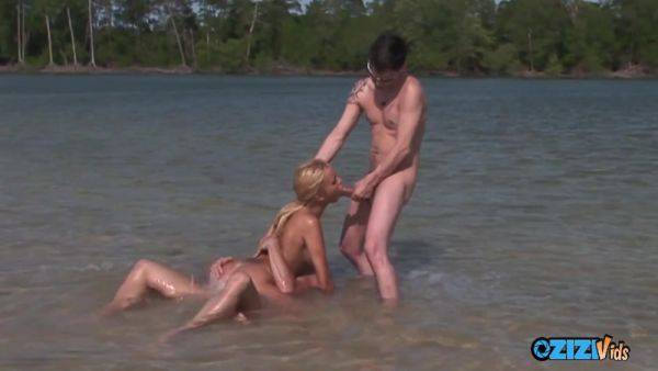Rough Double Penetration With A Hot Blonde In Shallow Waters - videomanysex.com on v0d.com