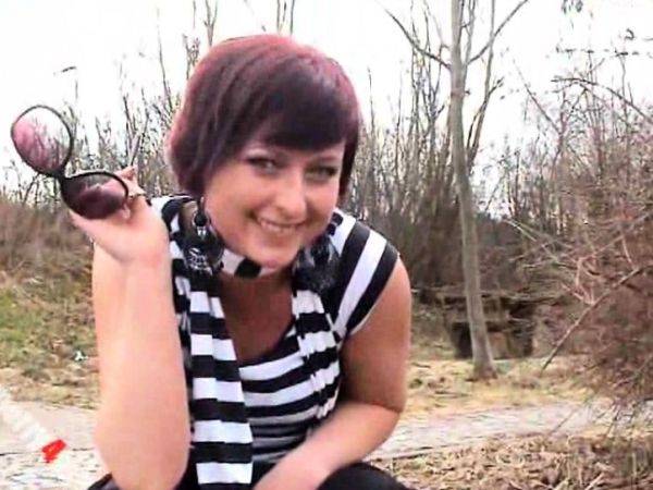 Solo eurobabe masturbating outdoors - drtuber.com on v0d.com