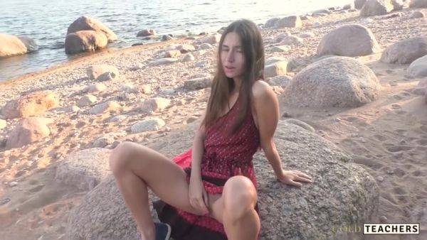 Beautiful Teen Sucks Cock On The Beach - Gold Teachers - hclips.com on v0d.com