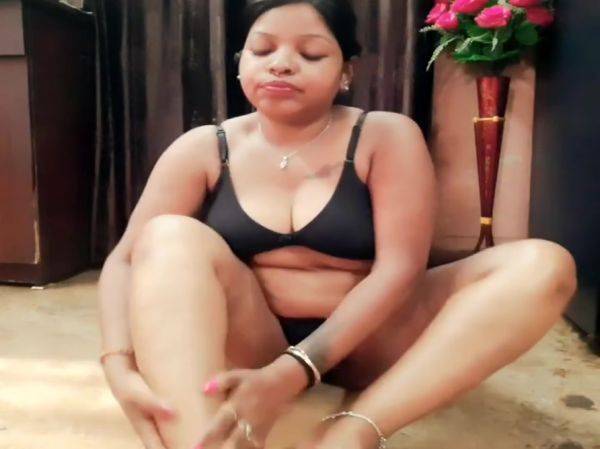 Indian Housewife Sexy Show 18 - desi-porntube.com - India on v0d.com