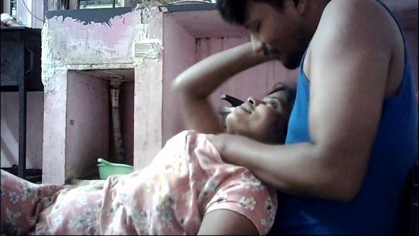 Desi Wife Big Boobs Showing And Kissing - desi-porntube.com on v0d.com