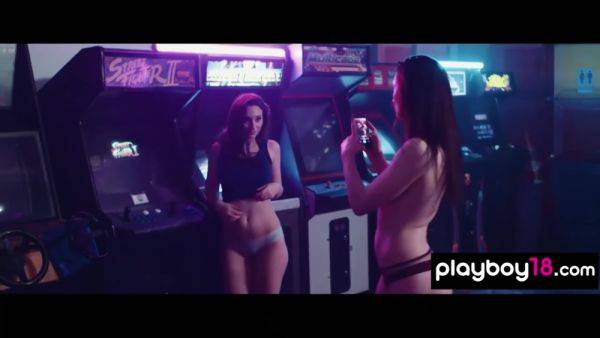 Gamer Teen Sarah Royce Lured Into Lesbian Sex By Busty Frankie Christine - videomanysex.com on v0d.com
