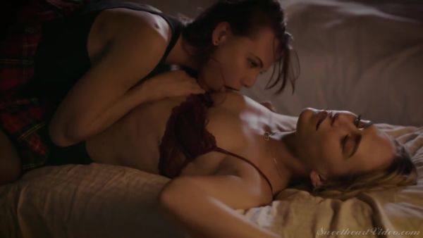 Gorgeous Babes Lesbian Porn Scene - videomanysex.com on v0d.com