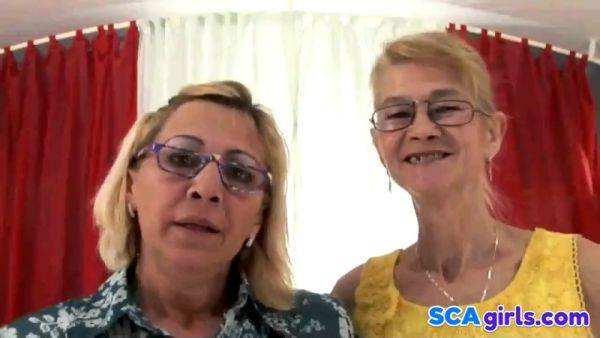 Det gamle Lezboz - old mature lesbians sharing sex toy - xhand.com on v0d.com