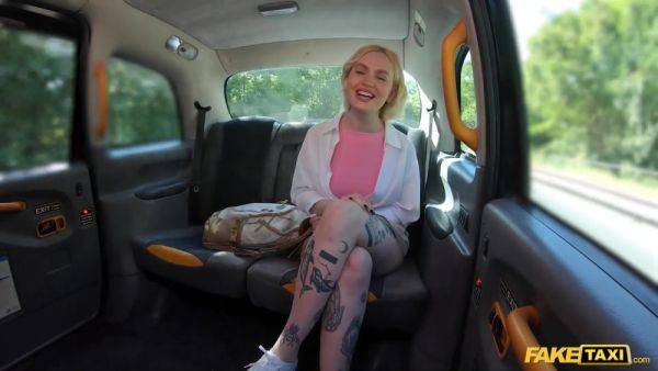 Blonde Gets A Hard Fast Fuck Inside And Outside Of The Taxi - videomanysex.com on v0d.com