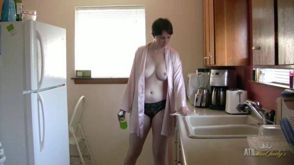 Inara Byrne Cleans The Kitchen In The Nude Showing Her Sexy Mature Bod - videomanysex.com on v0d.com