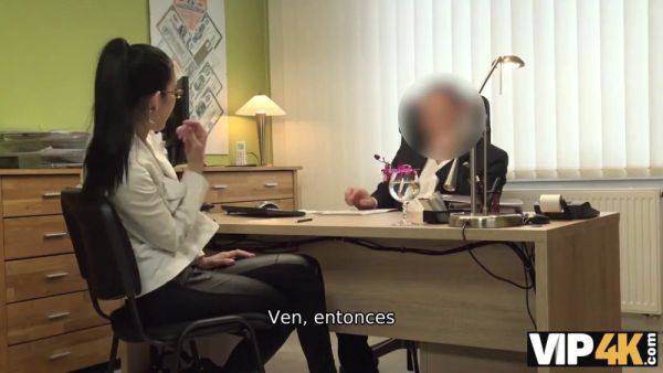 Naughty Préstamos: Morena De Pechos Tatuado Convierte a Puta en la oficina de Pr - sexu.com on v0d.com