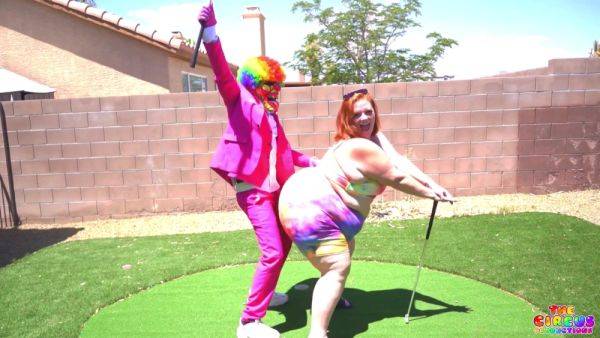 Julie Ginger In Gibby The Clown Fucks At The Garden - hclips.com on v0d.com