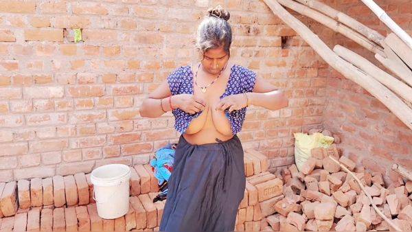 Indian Hot And Sexy Aunty Changing Her Cloth Sadi And Blouse Fingering Her Cremie Pussy After After Bathing - hclips.com on v0d.com