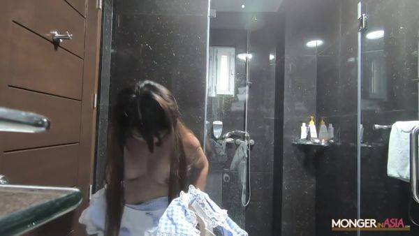 Filipina maid cant handle this foreigners big dick - hotmovs.com on v0d.com