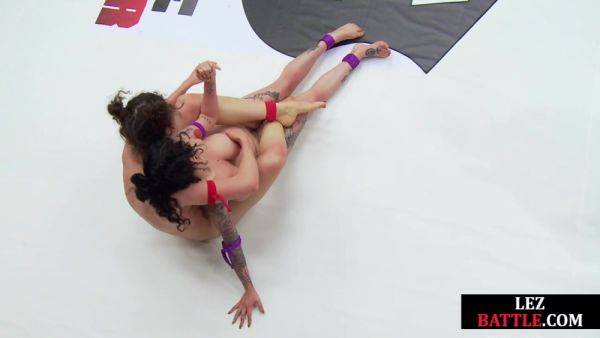 Wrestling dyke facesitting tattooed loser after fight - txxx.com on v0d.com