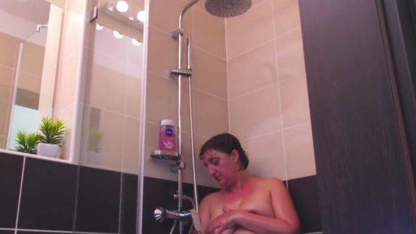 Watching curvy mom in shower - txxx.com on v0d.com