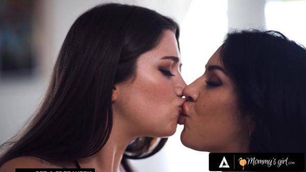 HOT LESBIAN GIRLS KISSING COMP! - Pristine edge - xtits.com on v0d.com