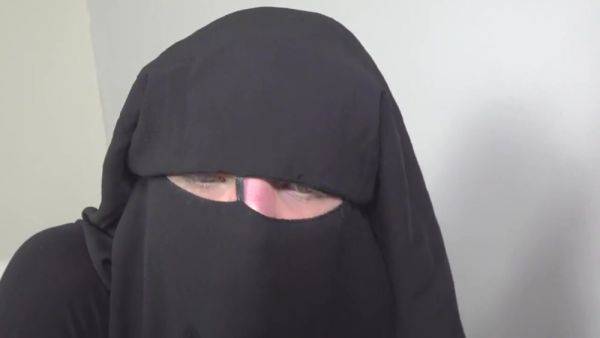 Muslim babe gets given a special gift - upornia.com - Czech Republic on v0d.com