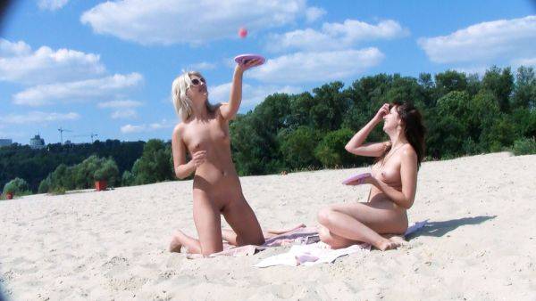 Hot nude beach girl is catching some rays while a camera perfectly films her from behind - hclips.com on v0d.com