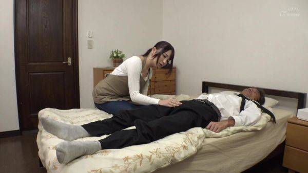 01H2323-A housekeeper who was forced to drink an aphrodisiac devours the cock of a sleeping customer in heat - senzuri.tube on v0d.com