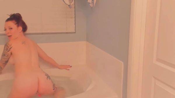 Stunning Ginger Slams Her Buttocks In The Bath - hotmovs.com on v0d.com