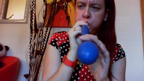 Nicoletta gioca con questi grandi palloncini fino a venire in un fantastico orgasmo - European - xhand.com on v0d.com