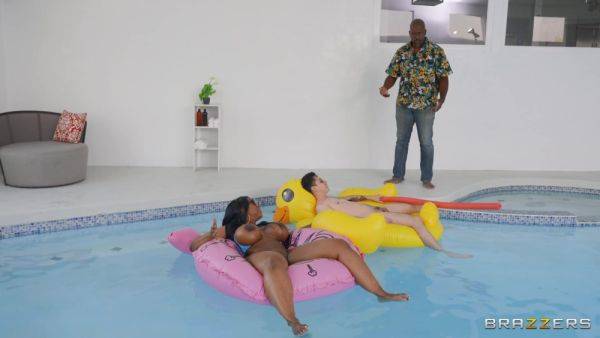 Thick ebony in her 40s enjoys young white dick a little to hard - xbabe.com on v0d.com