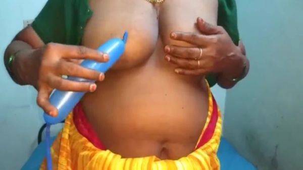 Desi Aunty Showing Her Boobs - hclips.com - India on v0d.com