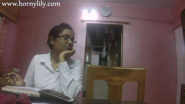 Horny Indian secretary with big boobs gets horny in the office - sexu.com - India on v0d.com