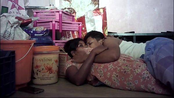 Indian Hot Wife Kissing Ass Bb - desi-porntube.com - India on v0d.com