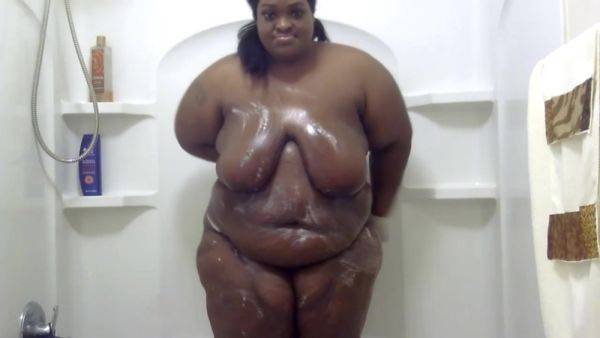 Fat Black Girl In The Shower - videohdzog.com on v0d.com