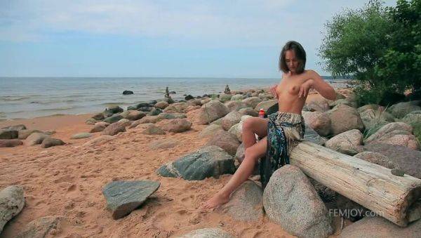 Solitary Brunette Owns Private Outdoor Shore - veryfreeporn.com on v0d.com