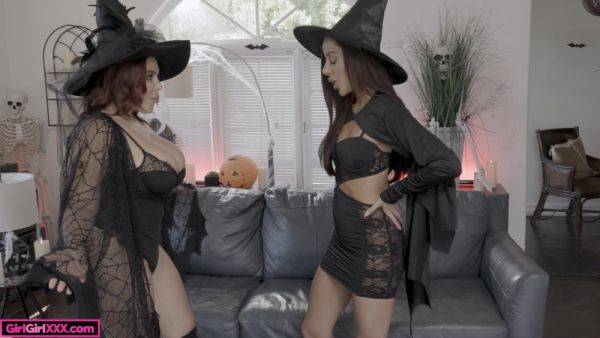 Lesbians combine Halloween with naughty oral perversions - hellporno.com on v0d.com