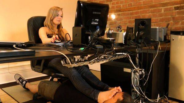 Worshipping her feet under the desk - drtuber.com - France on v0d.com