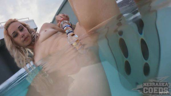 Naked Jacuzzi Underwater Fun With Hot Milf Mary Jane - hotmovs.com on v0d.com