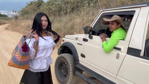 Joven Campesina Santandereana Quiere Cosechar Pinas Y Cosecha Una Yuca Grande Rellena De Leche Crema - upornia.com on v0d.com