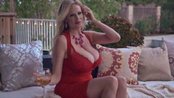 Kelly Madison's Smoking Hot Big Tits - veryfreeporn.com on v0d.com