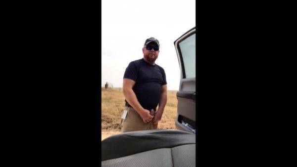 Taking a leak in the country. - drtuber.com on v0d.com