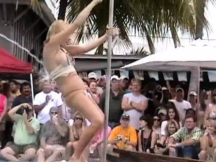 Sexy euro public amateur masturbates outdoors in hd - drtuber.com on v0d.com