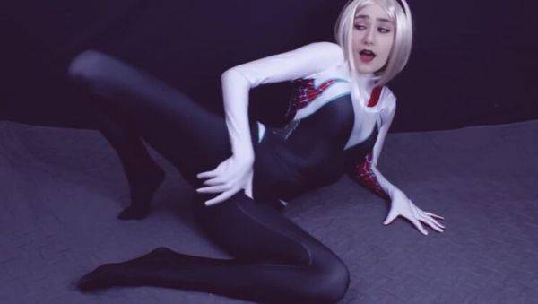 Cosplay Queen: Get Up Close & Personal with Blonde Spider Gwen - porntry.com on v0d.com