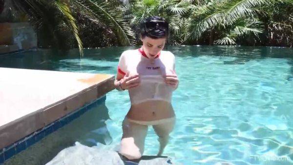 Bella's Pleasure: Big Breasts Outdoors - veryfreeporn.com on v0d.com
