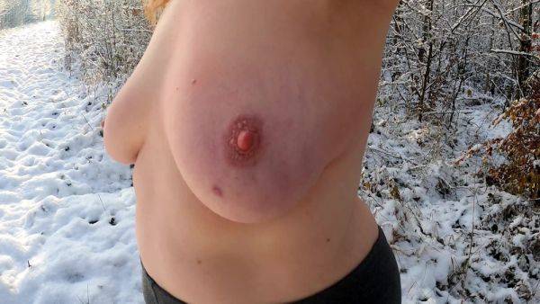 Topless Titslapping While Hiking Trough The Snow - videomanysex.com on v0d.com