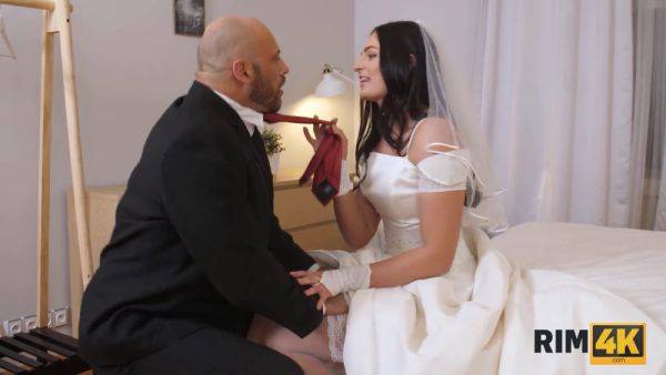 Watch leanne lace's stunning bride get her ass licked before the wedding - sexu.com - Czech Republic on v0d.com