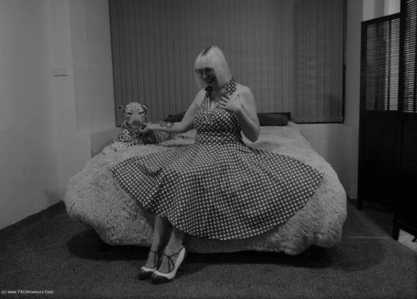 Fifties Housewife - hclips.com on v0d.com