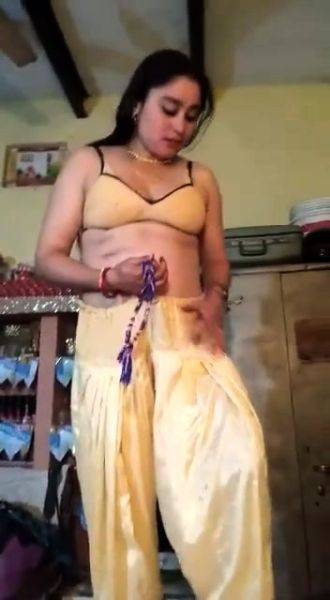 Desi Aunty strip infront of husband - drtuber.com - India on v0d.com