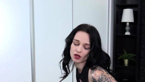 Tattooed Debra Dee Spreads Her Pussy Lips To Toy Herself - drtuber.com - Czech Republic on v0d.com