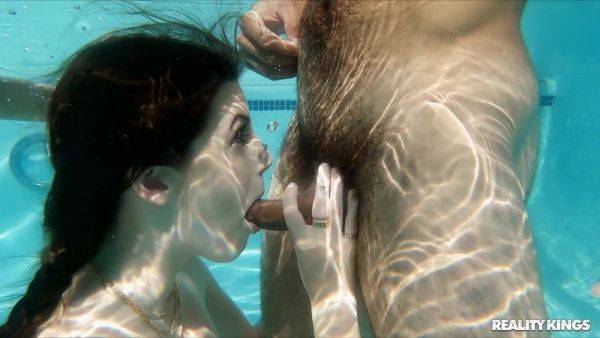 Reality Wet Threesome Hardcore in Pool: Social Sluts Blow Delivery Guy Underwater - BBC James Angel - xhand.com on v0d.com