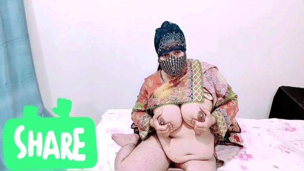 Desi Aunty Apni Moti Gand Main Ungli Kr Rahi Hai With Big Naturals - desi-porntube.com on v0d.com
