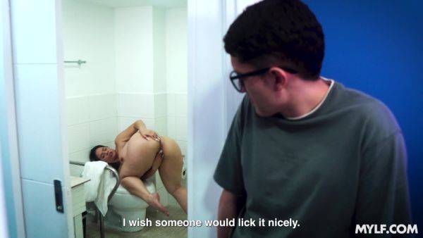 Nerdy young lad spies on his big ass stepmom and ends up fucking her - hellporno.com on v0d.com