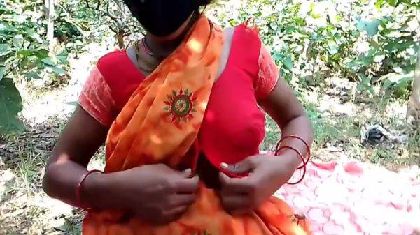 Mia Kalifa In Jungle Mein Akeli Thi Aunty Apni Ke Mota Land Dekhkar Chut Machalne Laga Phir Aunty Apna Khul Kar Gand Dikha Diya Jungle Me - desi-porntube.com - India on v0d.com
