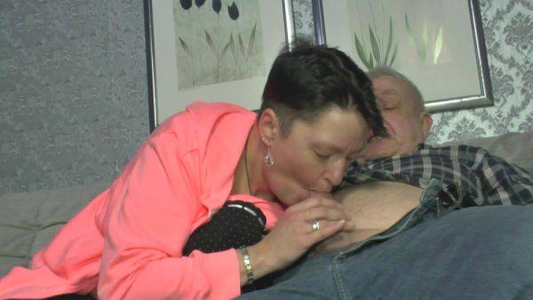 Horny old slut enjoys senior cock in each of her holes - hellporno.com on v0d.com