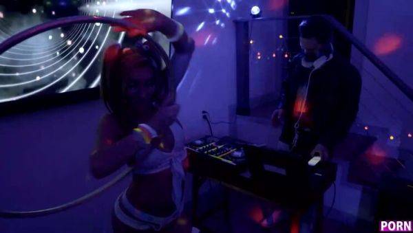 Raver Girlfriends - S12:E10 - porntry.com on v0d.com