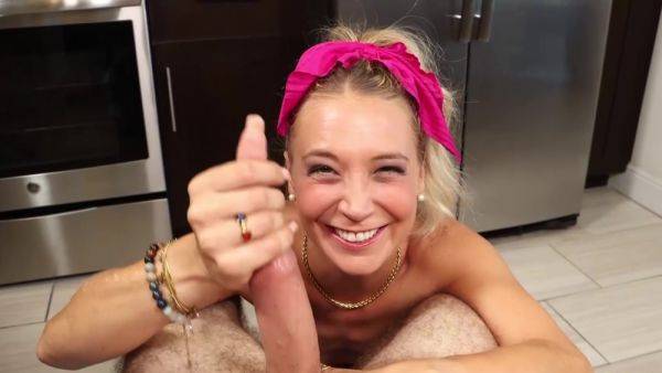 Fine blonde rubs dick with both hands in a smashing home oral - hellporno.com on v0d.com